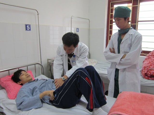 thăm khám bác sĩ chuyên khoa để biết nguyên nhân gây ra triệu chứng đau hông trái